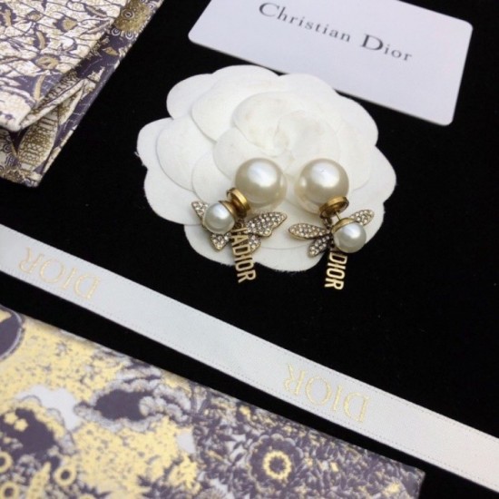 Fashionable presence 2022 DIOR Dior earrings Fashionable presence 2022 DIOR Dior earrings