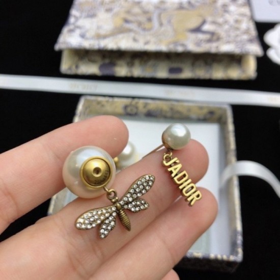 Fashionable presence 2022 DIOR Dior earrings Fashionable presence 2022 DIOR Dior earrings
