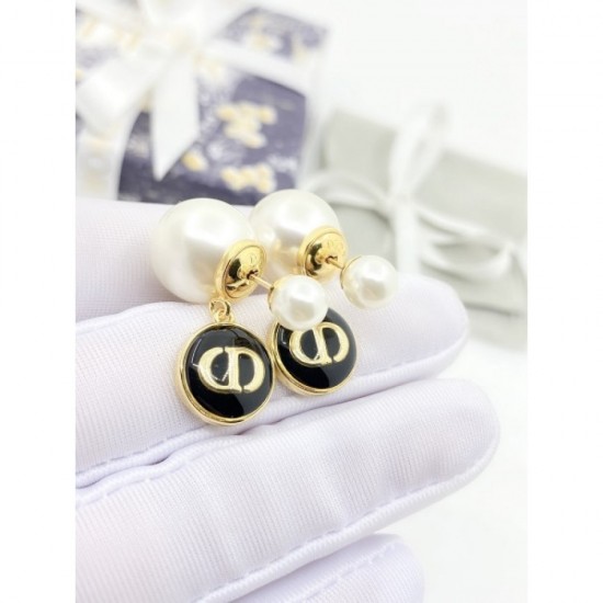 Stylish atmosphere 2022 DIOR Dior earrings Stylish atmosphere 2022 DIOR Dior earrings
