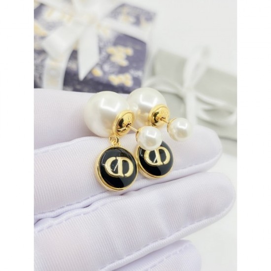 Stylish atmosphere 2022 DIOR Dior earrings Stylish atmosphere 2022 DIOR Dior earrings