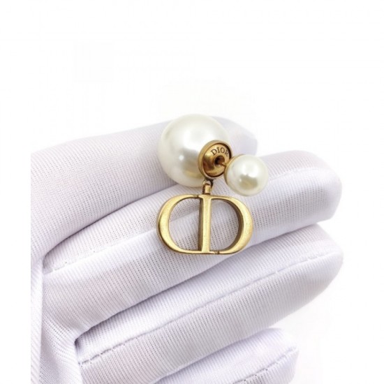 This season trend 2022 DIOR Dior earrings This season trend 2022 DIOR Dior earrings