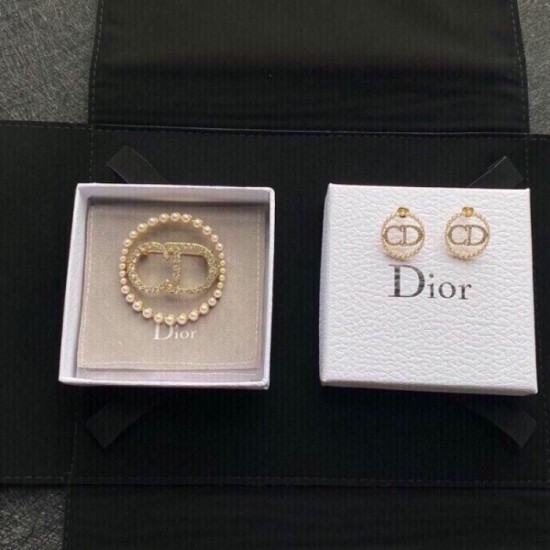 Now the hottest brand 2022 DIOR Dior earrings Now the hottest brand 2022 DIOR Dior earrings