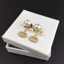 There is a bright atmosphere DIOR Dior 2022AW earrings