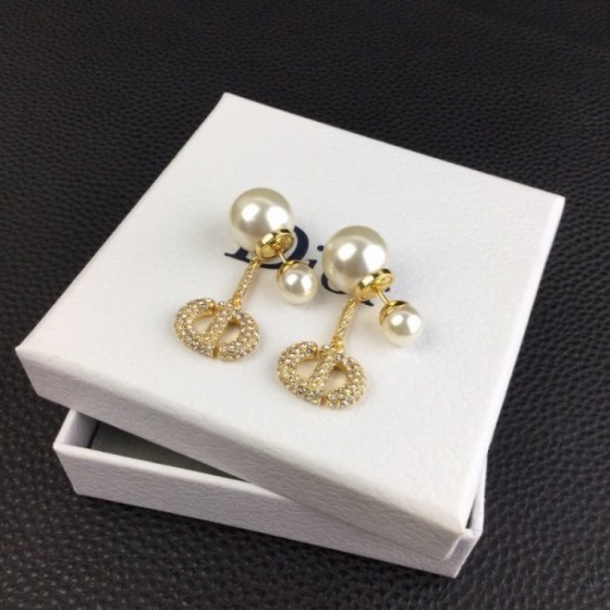 There is a bright atmosphere DIOR Dior 2022AW earrings There is a bright atmosphere DIOR Dior 2022AW earrings