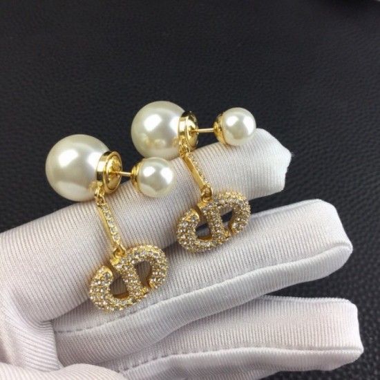 There is a bright atmosphere DIOR Dior 2022AW earrings There is a bright atmosphere DIOR Dior 2022AW earrings