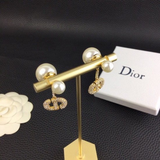 There is a bright atmosphere DIOR Dior 2022AW earrings There is a bright atmosphere DIOR Dior 2022AW earrings
