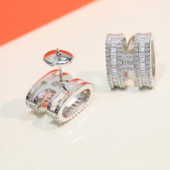 Popular model in Japan 2022 HERMES Hermes earrings Popular model in Japan 2022 HERMES Hermes earrings