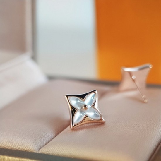 This season trend 2022 LOUIS VUITTON Louis Vuitton earrings This season trend 2022 LOUIS VUITTON Louis Vuitton earrings