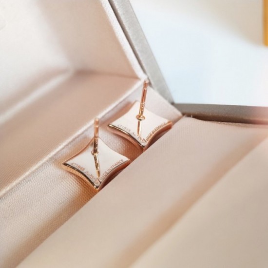 This season trend 2022 LOUIS VUITTON Louis Vuitton earrings This season trend 2022 LOUIS VUITTON Louis Vuitton earrings