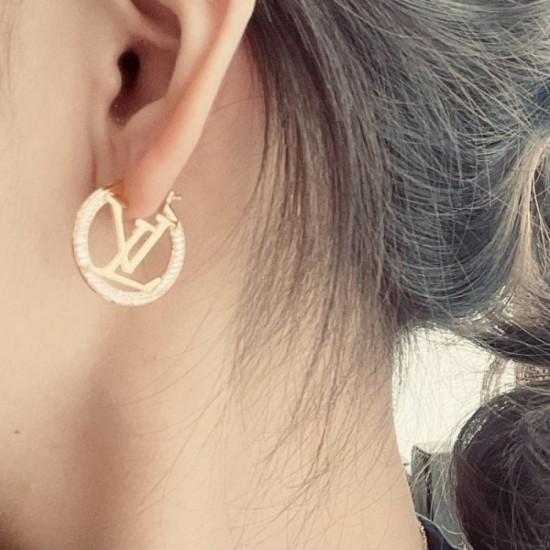 Soft texture 2022 LOUIS VUITTON Louis Vuitton earrings Soft texture 2022 LOUIS VUITTON Louis Vuitton earrings