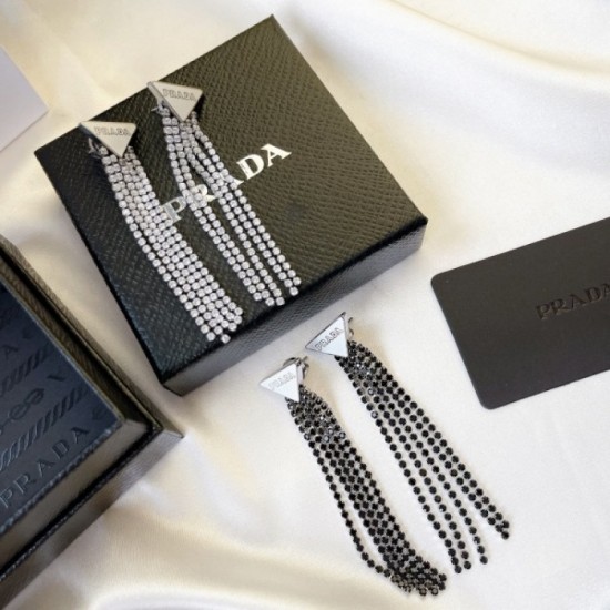 Fashionable PRADA Prada 2022AW earrings that go half a step ahead Fashionable PRADA Prada 2022AW earrings that go half a step ahead