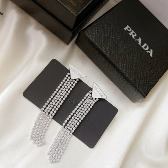 Fashionable PRADA Prada 2022AW earrings that go half a step ahead Fashionable PRADA Prada 2022AW earrings that go half a step ahead