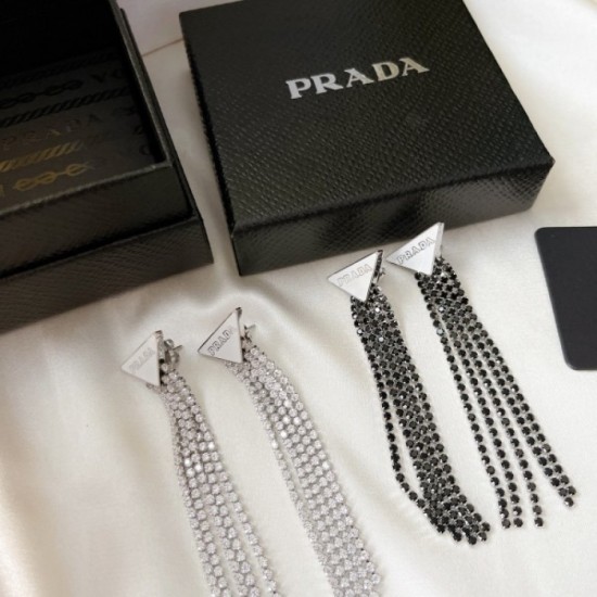 Fashionable PRADA Prada 2022AW earrings that go half a step ahead Fashionable PRADA Prada 2022AW earrings that go half a step ahead