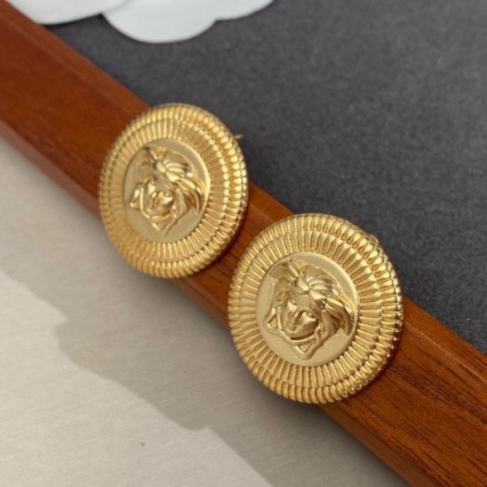 The latest and sure to be sold out VERSACE Versace 2022AW earrings The latest and sure to be sold out VERSACE Versace 2022AW earrings