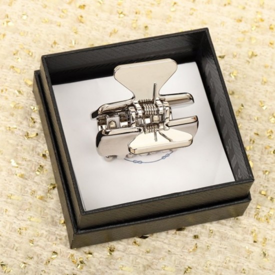 Brand PRADA Prada 2022AW hairpin which is popular this season Brand PRADA Prada 2022AW hairpin which is popular this season