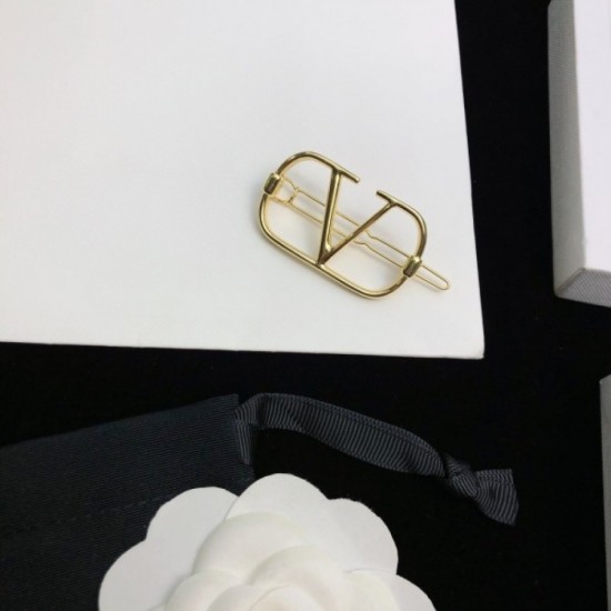 VALENTINO 2022SS Hair ornaments Spring and summer will continue to attract attention VALENTINO 2022SS Hair ornaments Spring and summer will continue to attract attention