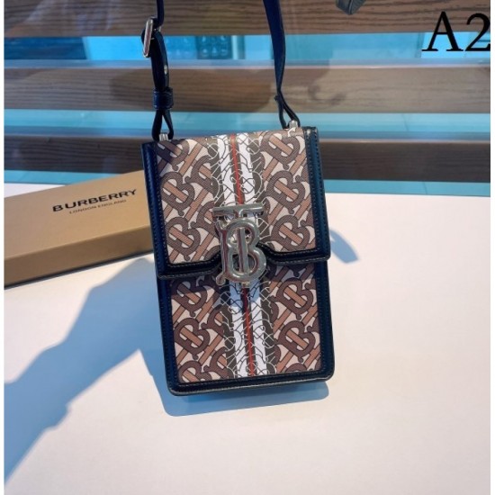 BURBERRY 2022SS I absolutely want iphone carrying case 2 colors selectable BURBERRY 2022SS I absolutely want iphone carrying case 2 colors selectable