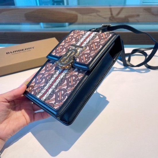 BURBERRY 2022SS I absolutely want iphone carrying case 2 colors selectable BURBERRY 2022SS I absolutely want iphone carrying case 2 colors selectable