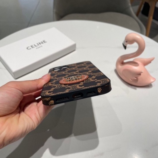 CELINE Celine 2022SS iphone carrying case that emphasizes looseness and comfort CELINE Celine 2022SS iphone carrying case that emphasizes looseness and comfort