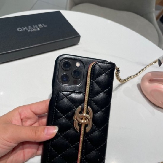 CHANEL 2022SS This year's popular outfit iphone carrying case 2 colors selectable CHANEL 2022SS This year's popular outfit iphone carrying case 2 colors selectable