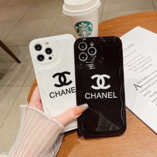 CHANEL 2022SS iphone carrying case that is active every season 2 colors selectable CHANEL 2022SS iphone carrying case that is active every season 2 colors selectable
