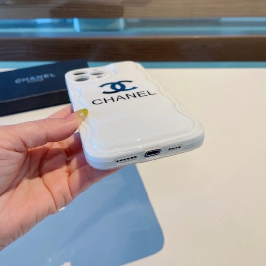 CHANEL 2022SS iphone carrying case that is active every season 2 colors selectable CHANEL 2022SS iphone carrying case that is active every season 2 colors selectable