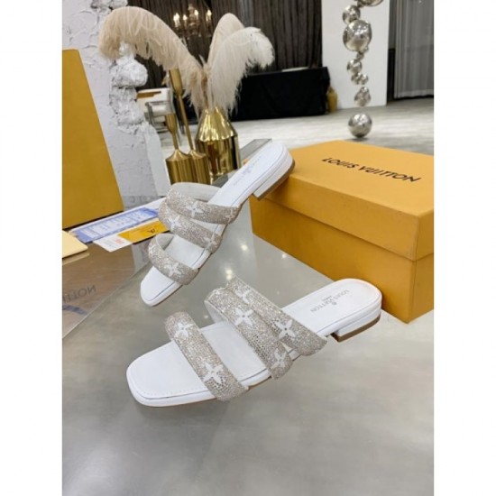 Slippers that give a cool impression 2022SS LOUIS VUITTON Louis Vuitton Slippers that give a cool impression 2022SS LOUIS VUITTON Louis Vuitton