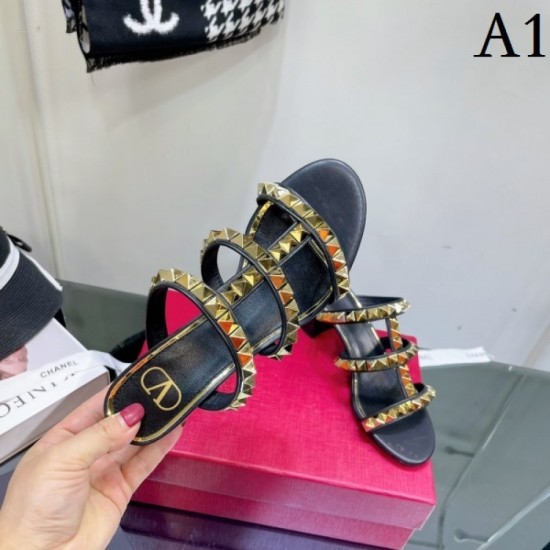 One piece of rivet slippers that are very active in the summer 2022SS VALENTINO Valentino One piece of rivet slippers that are very active in the summer 2022SS VALENTINO Valentino