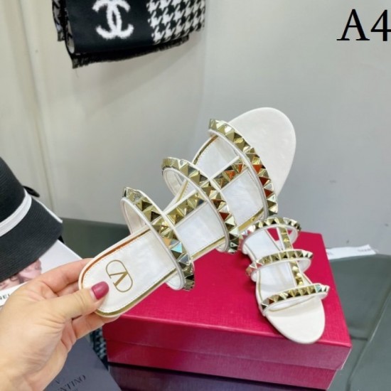 One piece of rivet slippers that are very active in the summer 2022SS VALENTINO Valentino One piece of rivet slippers that are very active in the summer 2022SS VALENTINO Valentino