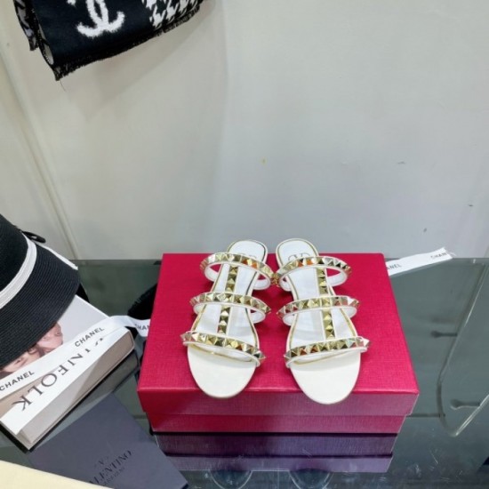 One piece of rivet slippers that are very active in the summer 2022SS VALENTINO Valentino One piece of rivet slippers that are very active in the summer 2022SS VALENTINO Valentino