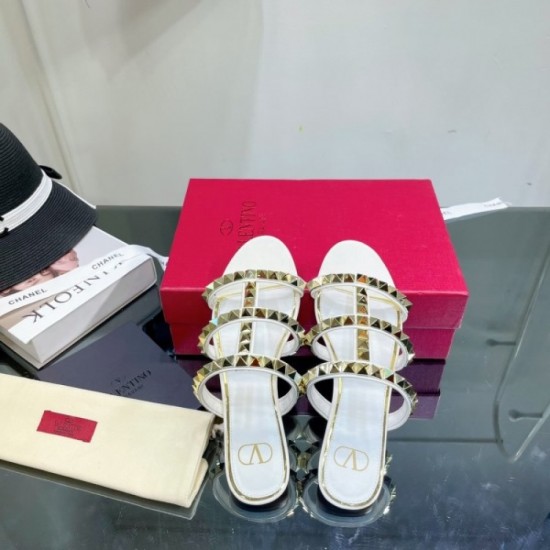 One piece of rivet slippers that are very active in the summer 2022SS VALENTINO Valentino One piece of rivet slippers that are very active in the summer 2022SS VALENTINO Valentino