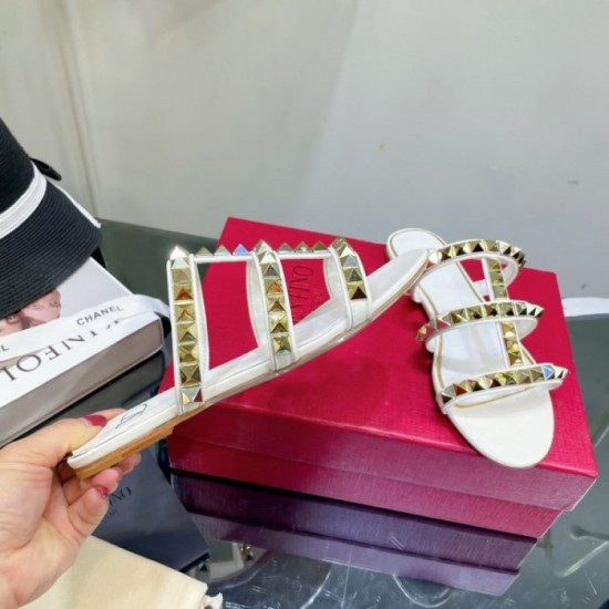 One piece of rivet slippers that are very active in the summer 2022SS VALENTINO Valentino One piece of rivet slippers that are very active in the summer 2022SS VALENTINO Valentino