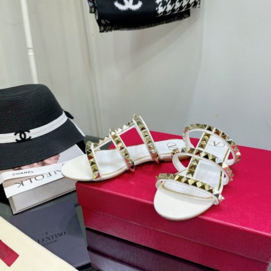 One piece of rivet slippers that are very active in the summer 2022SS VALENTINO Valentino One piece of rivet slippers that are very active in the summer 2022SS VALENTINO Valentino