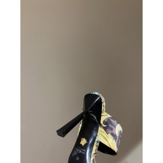 High heel slippers with a neat feeling 2022SS VERSACE Versace High heel slippers with a neat feeling 2022SS VERSACE Versace