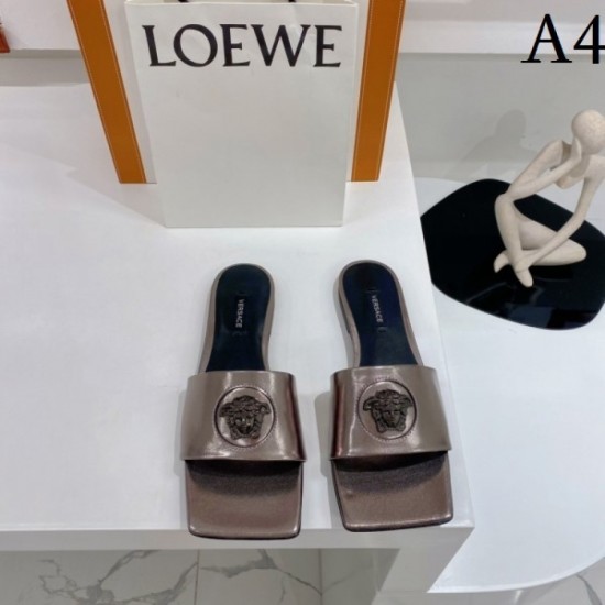 This year's big trend flat slippers 2022SS VERSACE Versace This year's big trend flat slippers 2022SS VERSACE Versace