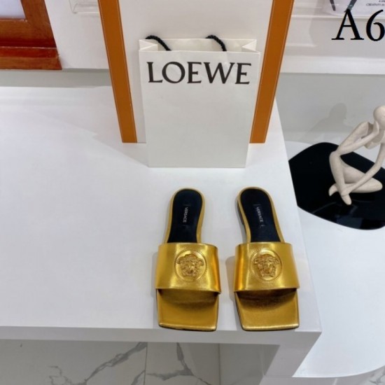 This year's big trend flat slippers 2022SS VERSACE Versace This year's big trend flat slippers 2022SS VERSACE Versace
