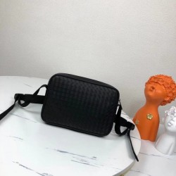 2022SS Men's Shoulder Bag Classic Design BOTTEGA VENETA