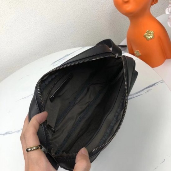 2022SS Men's Shoulder Bag Classic Design BOTTEGA VENETA 2022SS Men's Shoulder Bag Classic Design BOTTEGA VENETA