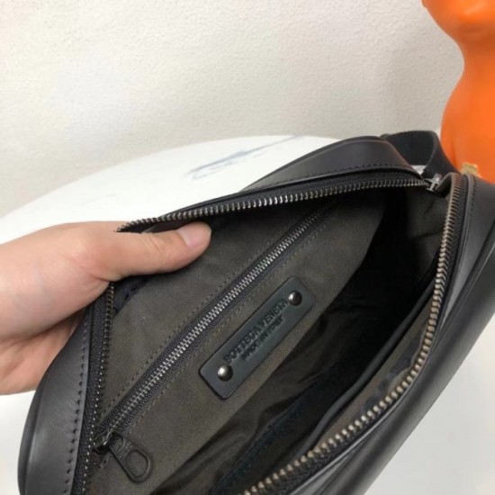 2022SS Men's Shoulder Bag Classic Design BOTTEGA VENETA 2022SS Men's Shoulder Bag Classic Design BOTTEGA VENETA