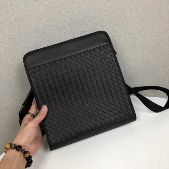 2022SS Men's Shoulder Bag Outstanding Freshness BOTTEGA VENETA 2022SS Men's Shoulder Bag Outstanding Freshness BOTTEGA VENETA
