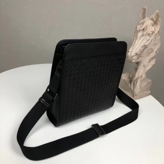2022SS Men's Shoulder Bag Outstanding Freshness BOTTEGA VENETA 2022SS Men's Shoulder Bag Outstanding Freshness BOTTEGA VENETA