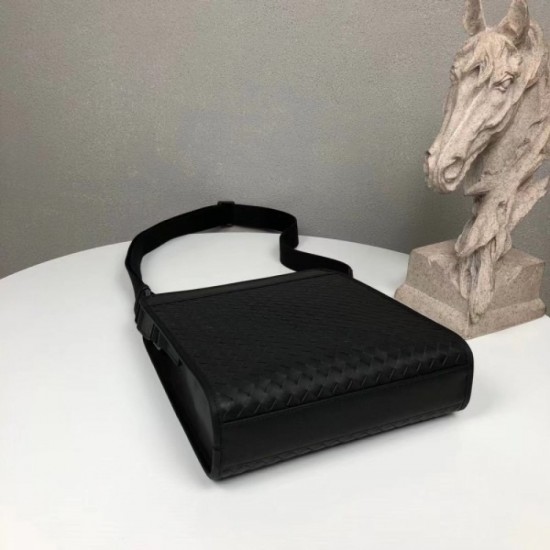 2022SS Men's Shoulder Bag Outstanding Freshness BOTTEGA VENETA 2022SS Men's Shoulder Bag Outstanding Freshness BOTTEGA VENETA