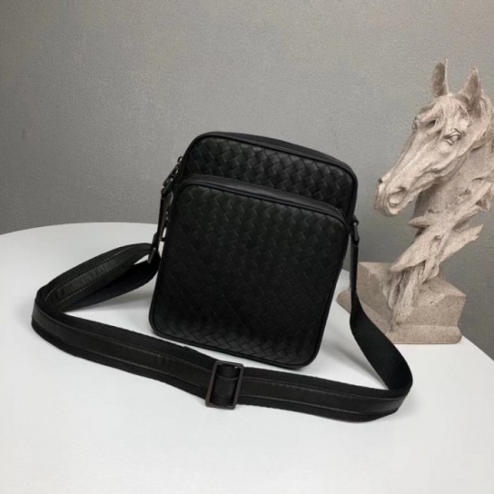 2022SS Men's Shoulder Bag Luxury UP! BOTTEGA VENETA 2022SS Men's Shoulder Bag Luxury UP! BOTTEGA VENETA