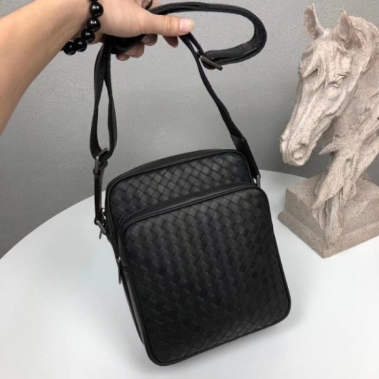 2022SS Men's Shoulder Bag Luxury UP! BOTTEGA VENETA 2022SS Men's Shoulder Bag Luxury UP! BOTTEGA VENETA