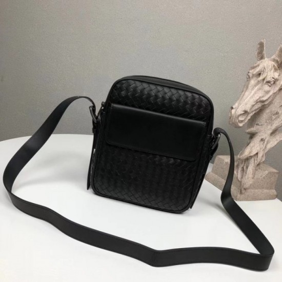 2022SS Men's Shoulder Bag Extremely Rare Product BOTTEGA VENETA 2022SS Men's Shoulder Bag Extremely Rare Product BOTTEGA VENETA