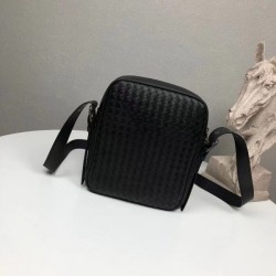 2022SS Men's Shoulder Bag Extremely Rare Product BOTTEGA VENETA