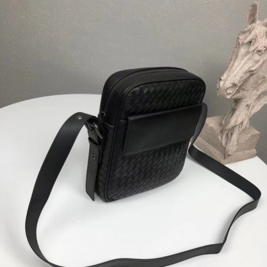 2022SS Men's Shoulder Bag Extremely Rare Product BOTTEGA VENETA 2022SS Men's Shoulder Bag Extremely Rare Product BOTTEGA VENETA