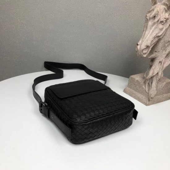 2022SS Men's Shoulder Bag Extremely Rare Product BOTTEGA VENETA 2022SS Men's Shoulder Bag Extremely Rare Product BOTTEGA VENETA