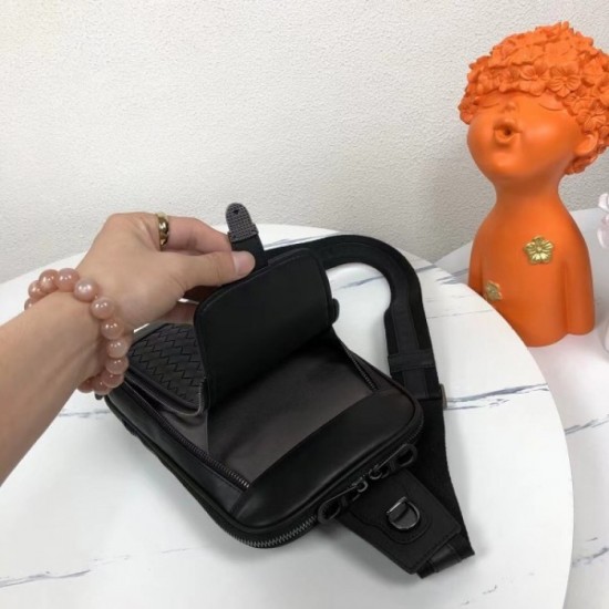 2022SS Men's chest bag BOTTEGA VENETA with charm 2022SS Men's chest bag BOTTEGA VENETA with charm