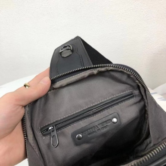 2022SS Men's chest bag BOTTEGA VENETA with charm 2022SS Men's chest bag BOTTEGA VENETA with charm